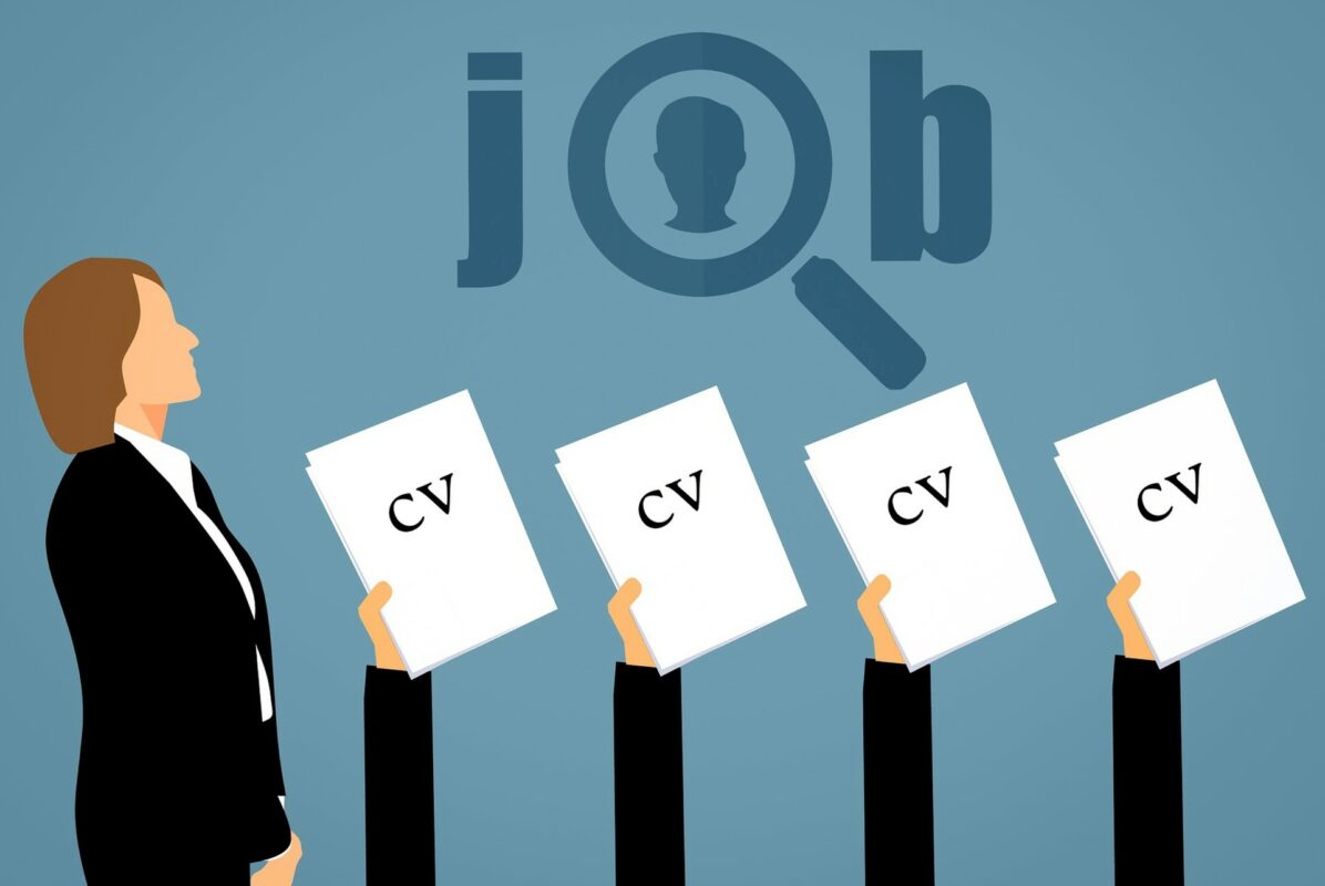 Nhà tuyển dụng sàng lọc trước thông qua CV ứng viên. 