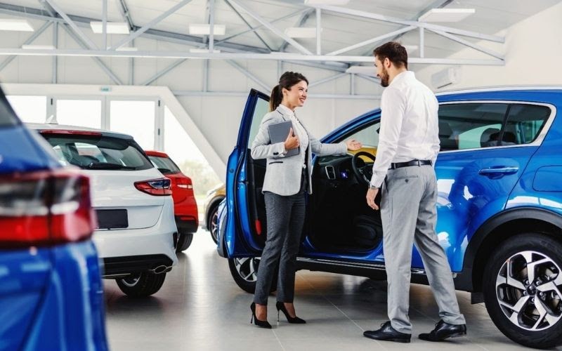 Công việc chính của sale xe hơi chính là tìm kiếm, tư vấn cho khách hàng