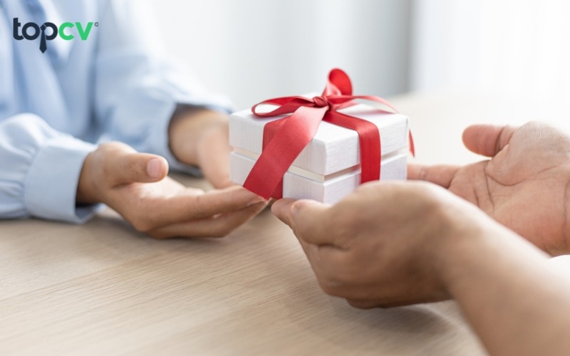 Tặng quà là một trong những chiến lược hiệu quả để giữ chân khách hàng thân thiết